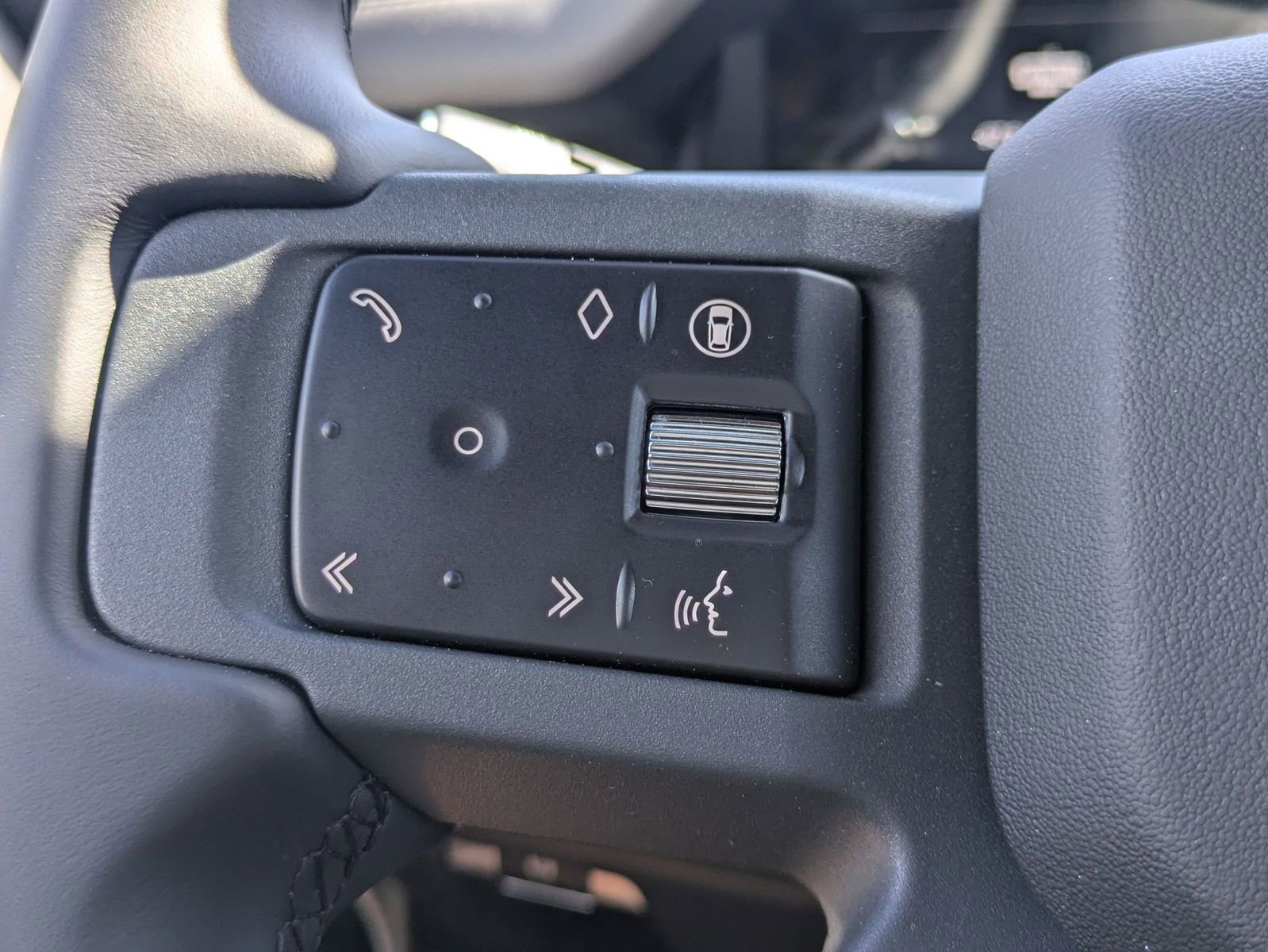 New 2026 Land Rover Defender 110 X-Dynamic SE AWD/4WD image 17