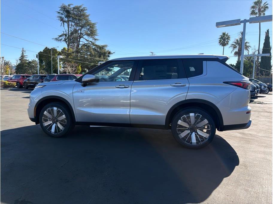 New 2026 Mitsubishi Outlander LE image 8