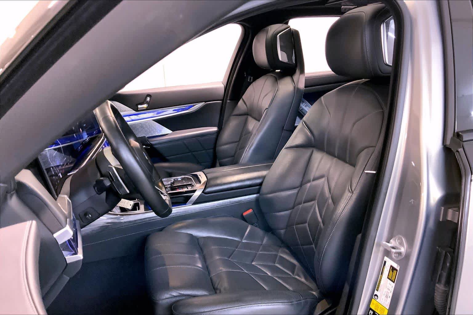 Used 2023 BMW 760i xDrive AWD/4WD image 9