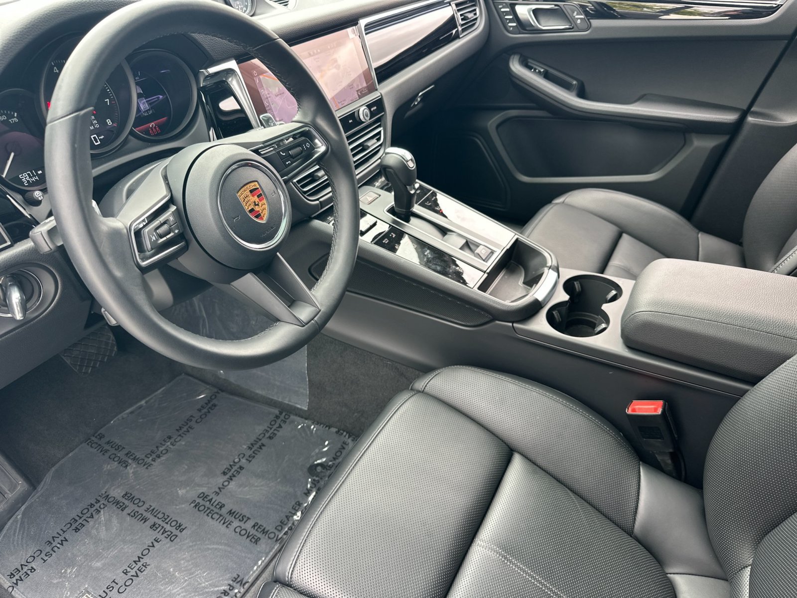 Certified 2026 Porsche Macan AWD/4WD image 5