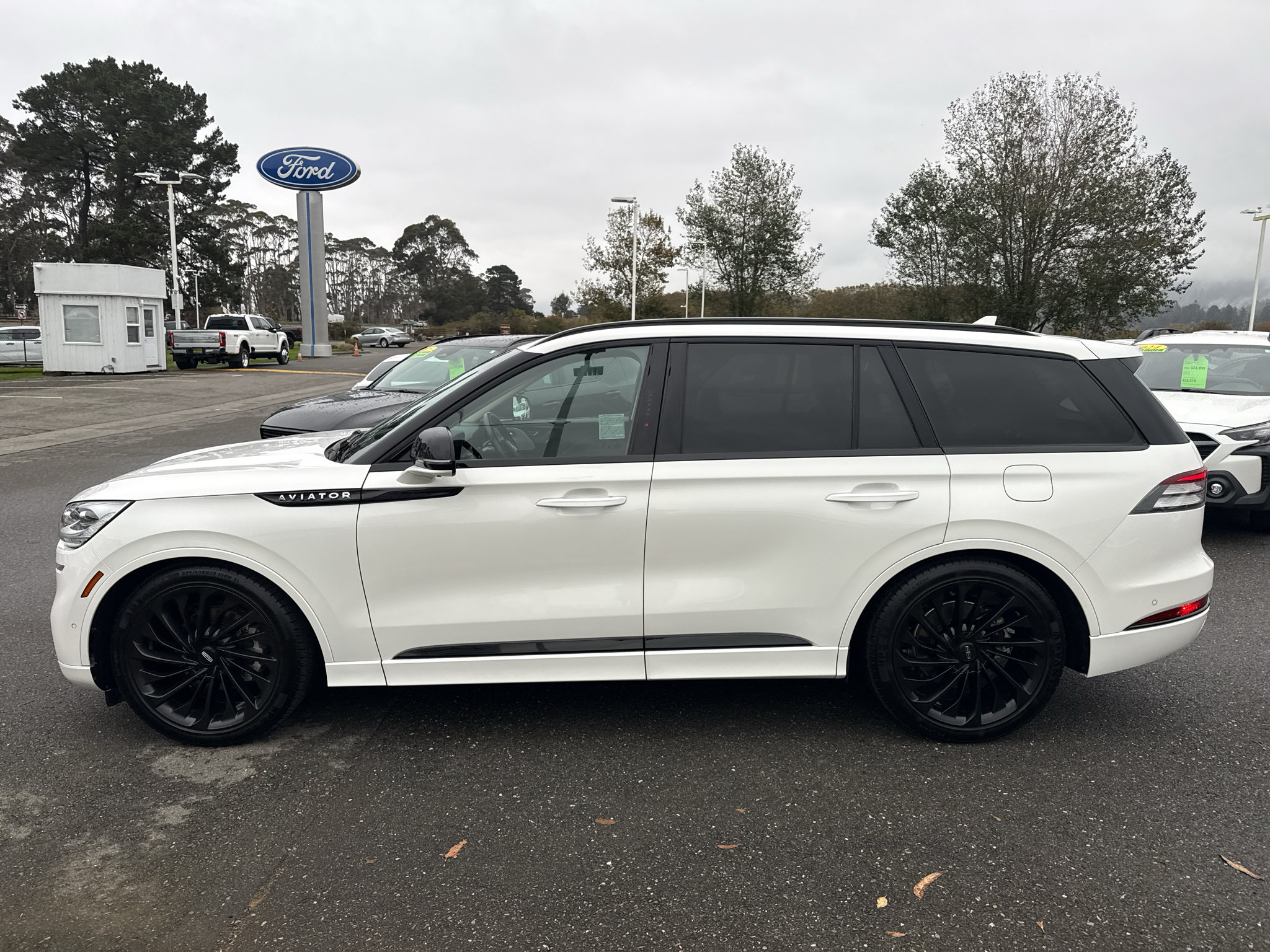 Used 2022 Lincoln Aviator Reserve w/ Equipment Group 201A AWD/4WD image 2