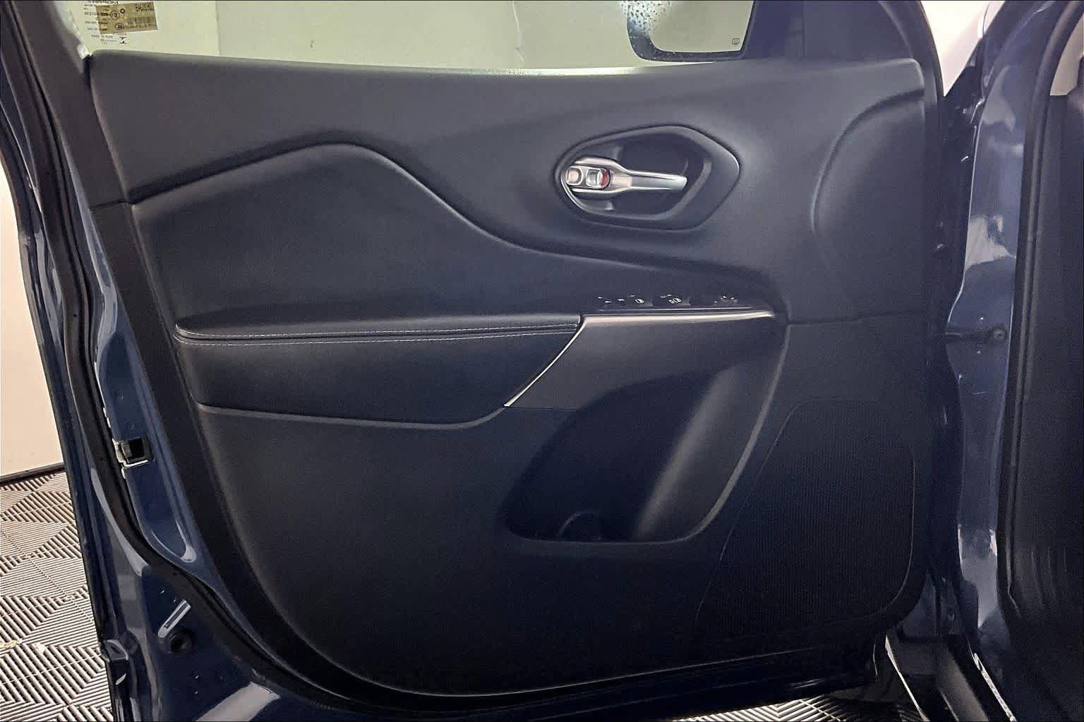Used 2020 Jeep Cherokee Latitude Plus FWD image 21
