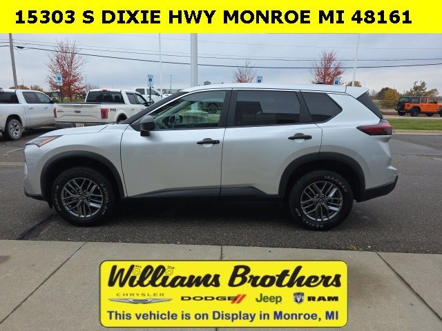 Used 2024 Nissan Rogue S image 9