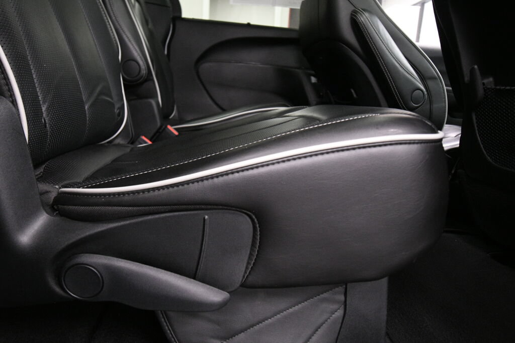 Used 2025 Chrysler Pacifica Limited FWD image 28
