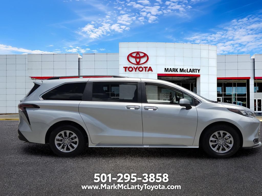 Used 2025 Toyota Sienna XLE FWD image 6