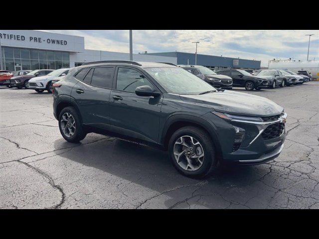 Used 2026 Chevrolet Trax LT w/ Sunroof Package FWD image 2