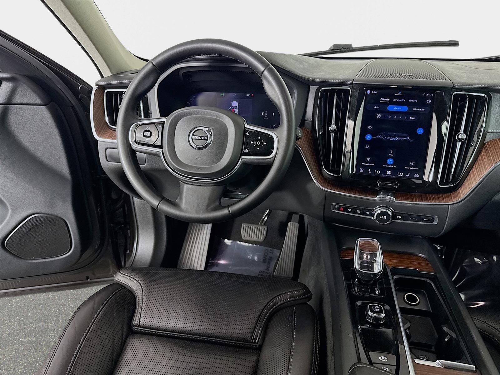 Used 2023 Volvo XC60 B5 Ultimate AWD/4WD image 25