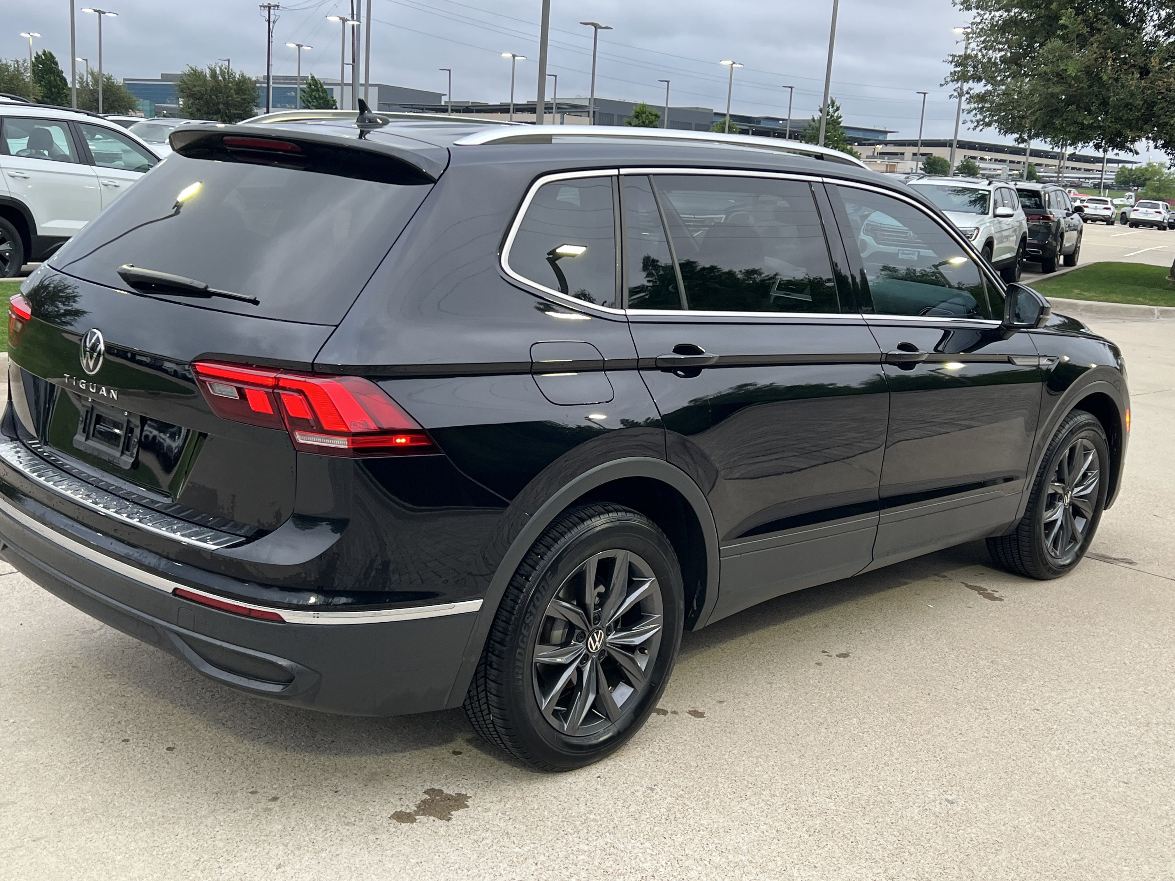 Certified 2023 Volkswagen Tiguan SE w/ Panoramic Sunroof Package FWD image 10