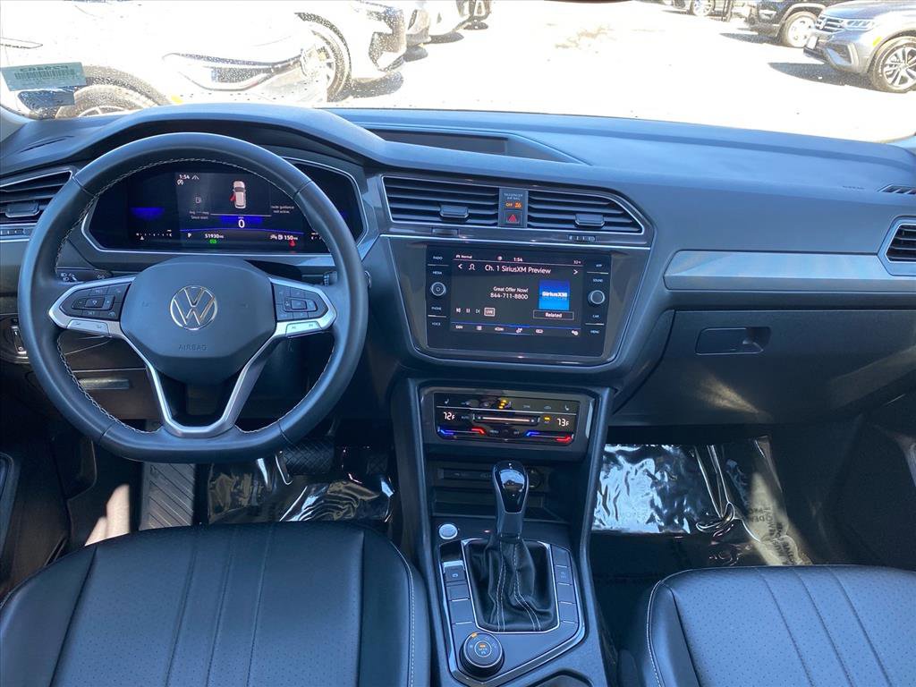 Used 2022 Volkswagen Tiguan SE w/ Panoramic Sunroof Package image 12
