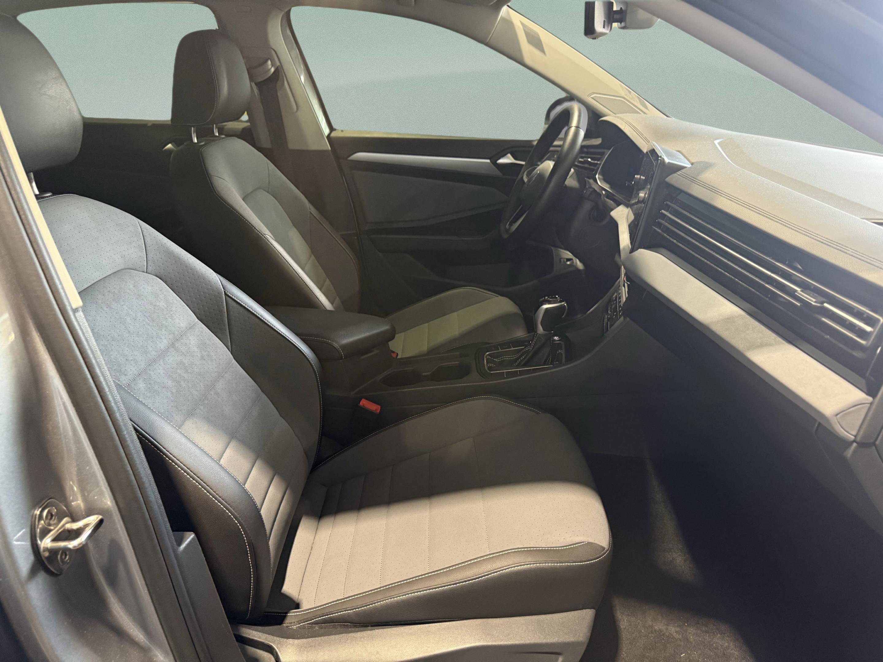 Used 2025 Volkswagen Jetta SE image 27