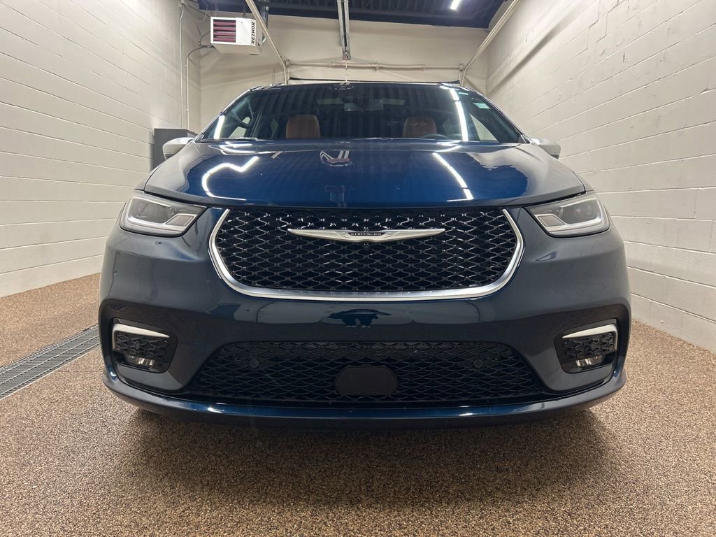 Used 2024 Chrysler Pacifica Pinnacle w/ Trailer Tow Group AWD/4WD image 6