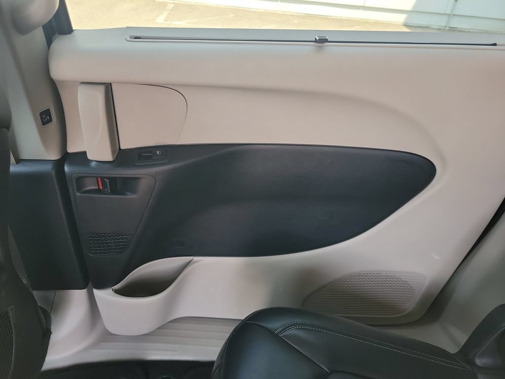 Used 2023 Chrysler Pacifica Touring-L FWD image 15