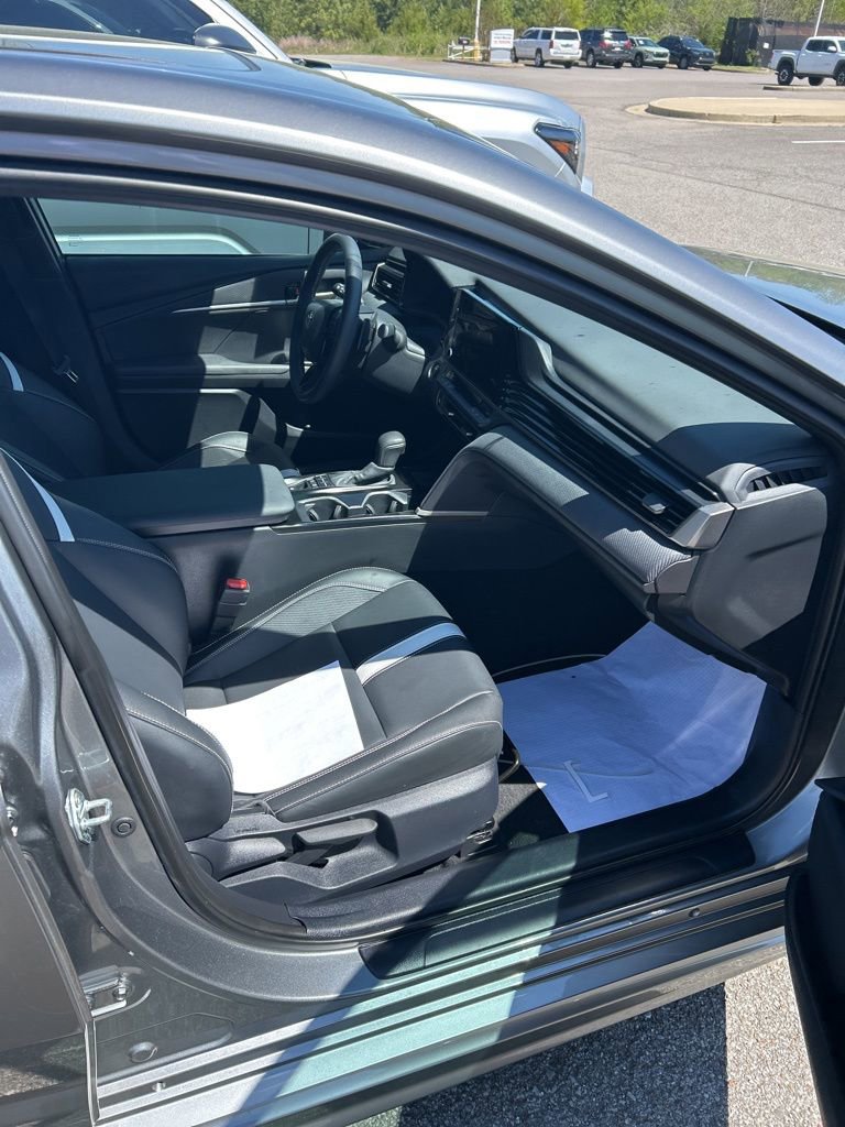 Used 2025 Toyota Camry SE w/ Convenience Package image 10