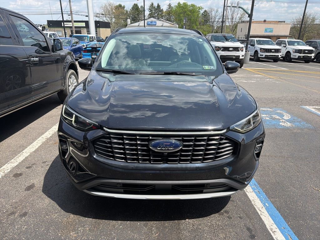 Used 2023 Ford Escape Platinum w/ Premium Technology Package AWD/4WD image 2