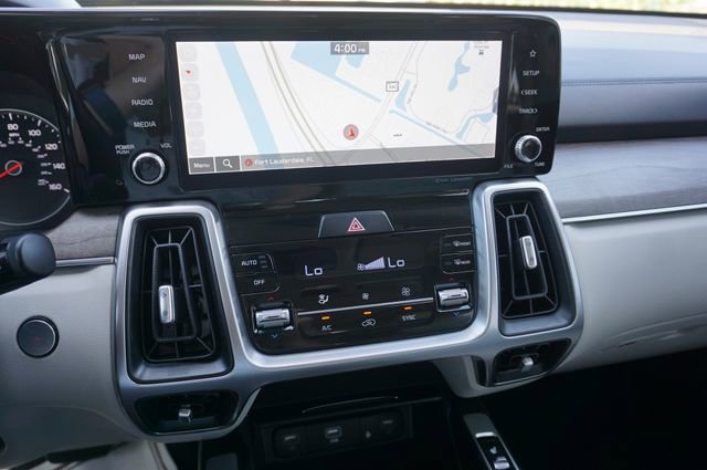 Used 2023 Kia Sorento EX w/ Panoramic Sunroof Package FWD image 4