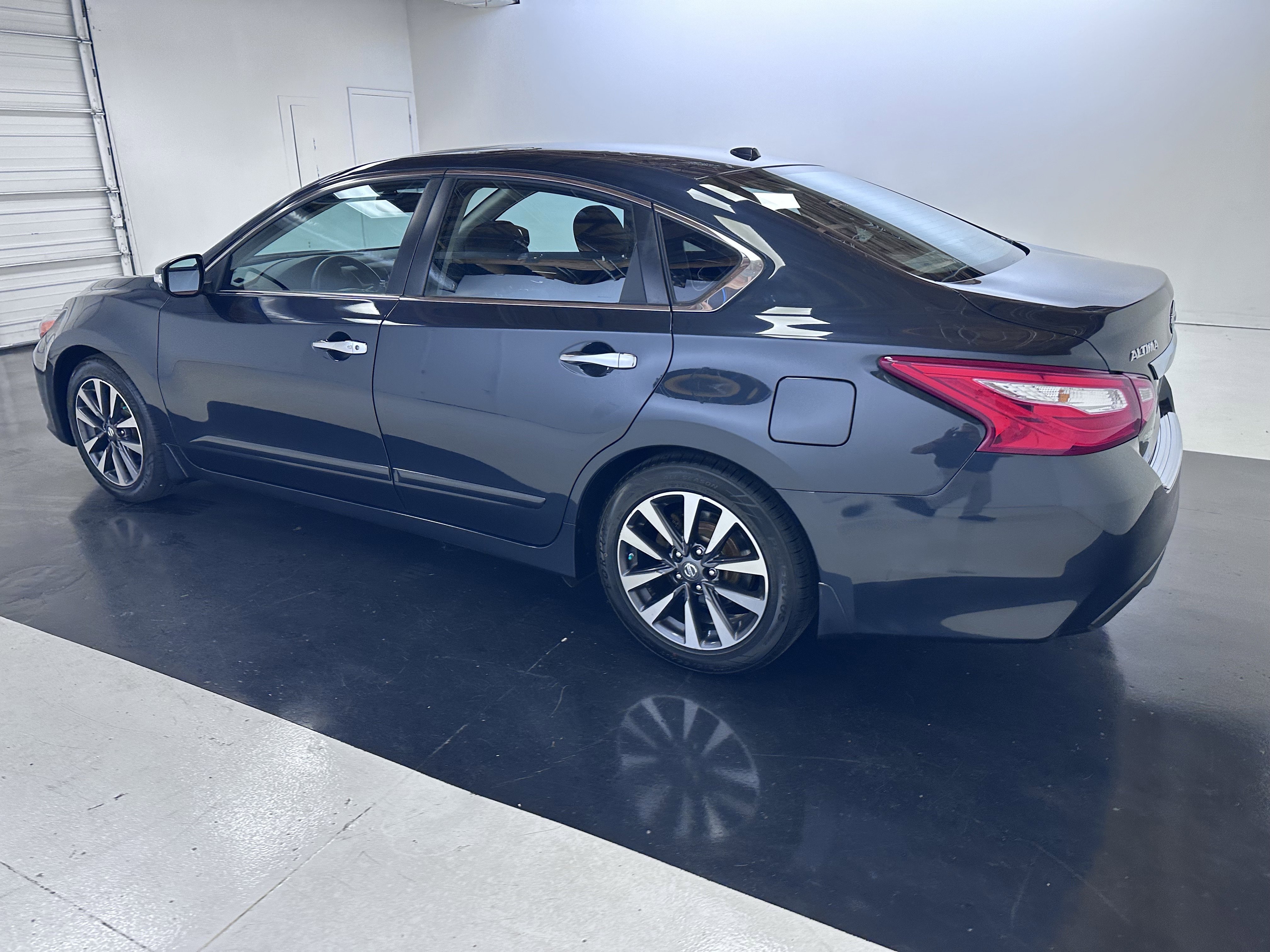 Used 2016 Nissan Altima 2.5 SV w/ Convenience Package FWD image 8