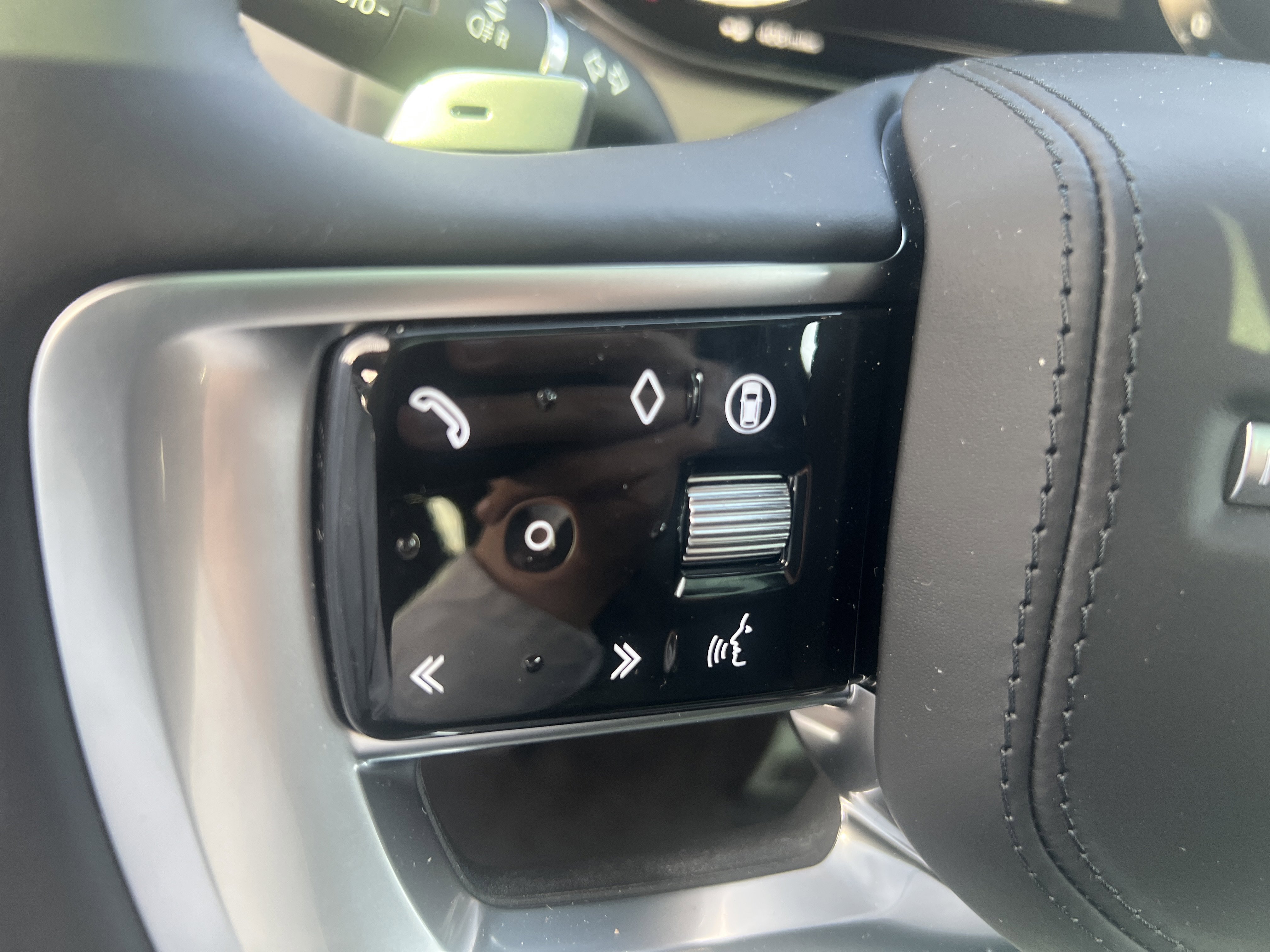 New 2025 Land Rover Range Rover Long Wheelbase SE image 12