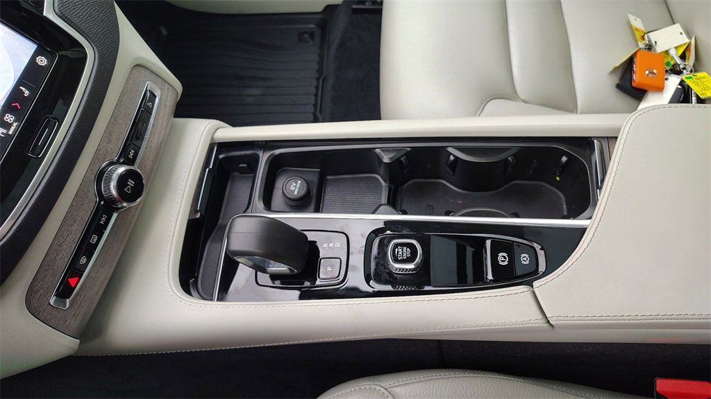 Certified 2024 Volvo XC90 T8 Plus w/ Protection Package Premier image 23