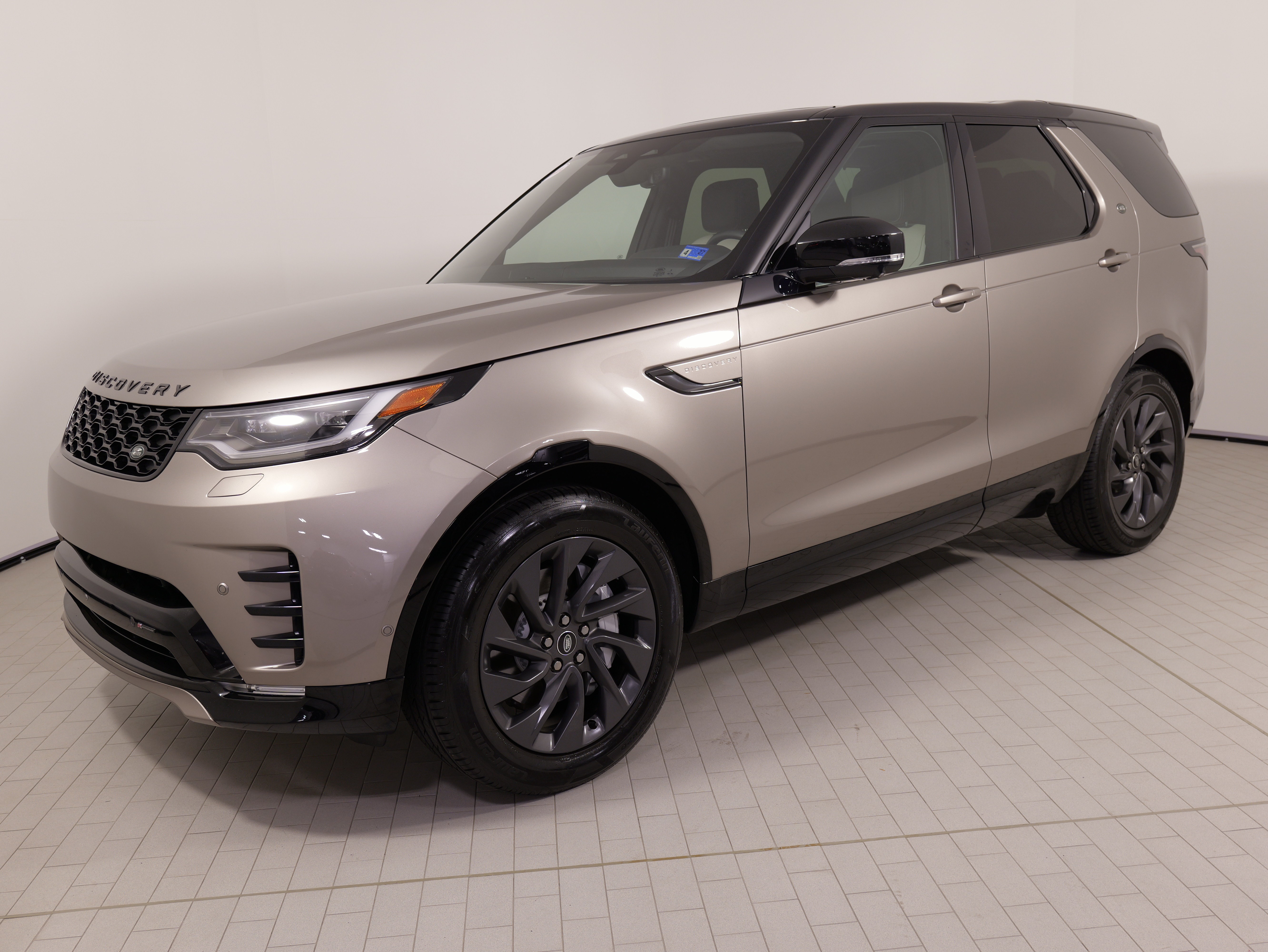 Used 2023 Land Rover Discovery S R-Dynamic AWD/4WD image 3