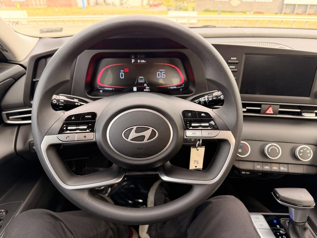 Used 2025 Hyundai Elantra SE FWD image 13
