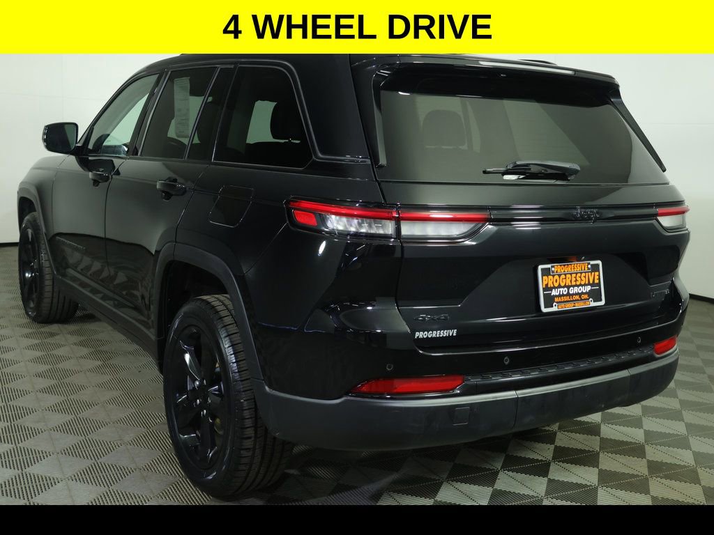 Used 2023 Jeep Grand Cherokee Limited w/ Black Appearance Package image 4