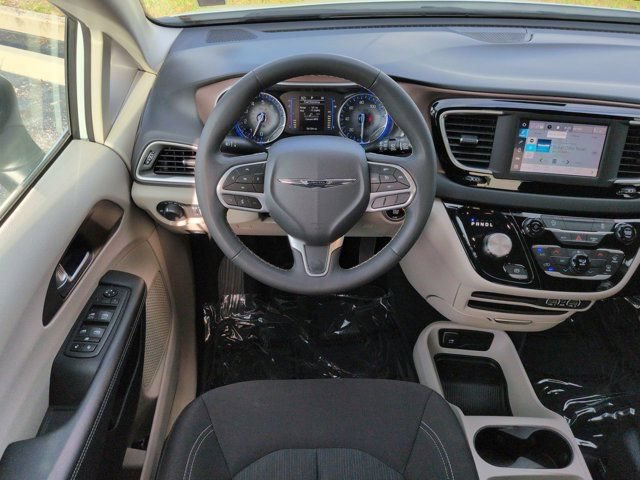 Used 2023 Chrysler Voyager LX FWD image 15