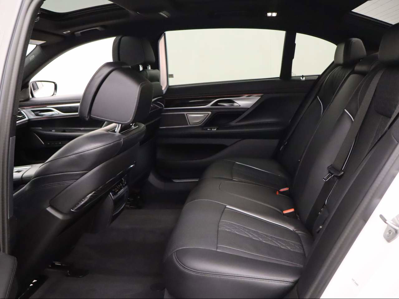 Used 2022 BMW 750i xDrive w/ Executive Package image 19