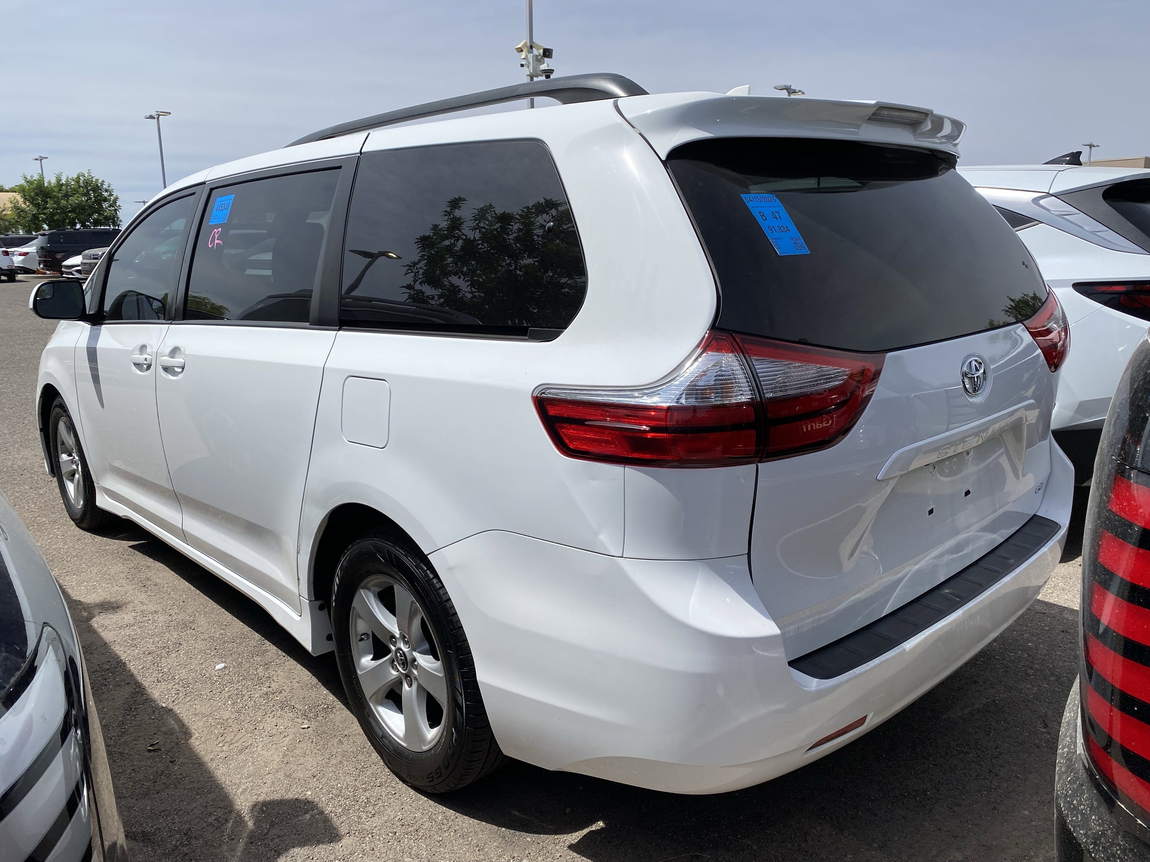 Used 2018 Toyota Sienna LE w/ Carpet Mat Package FWD image 4