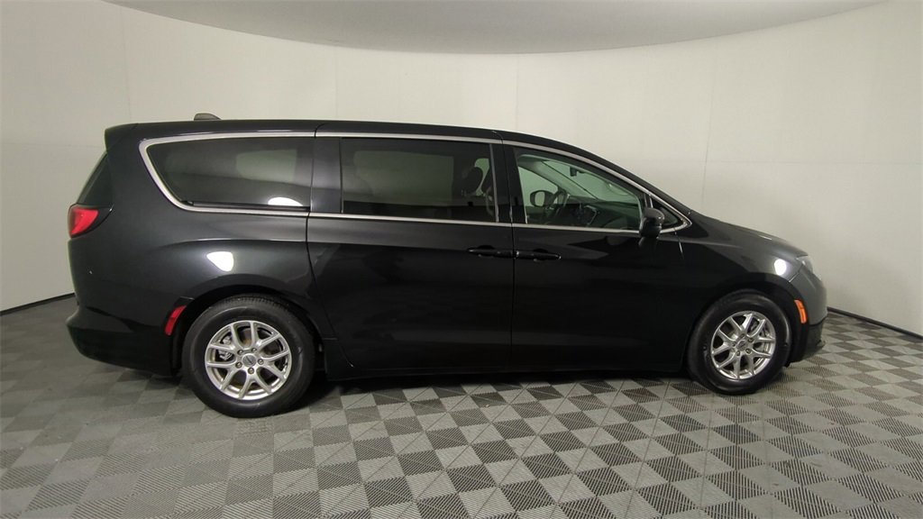 Used 2023 Chrysler Voyager LX image 3