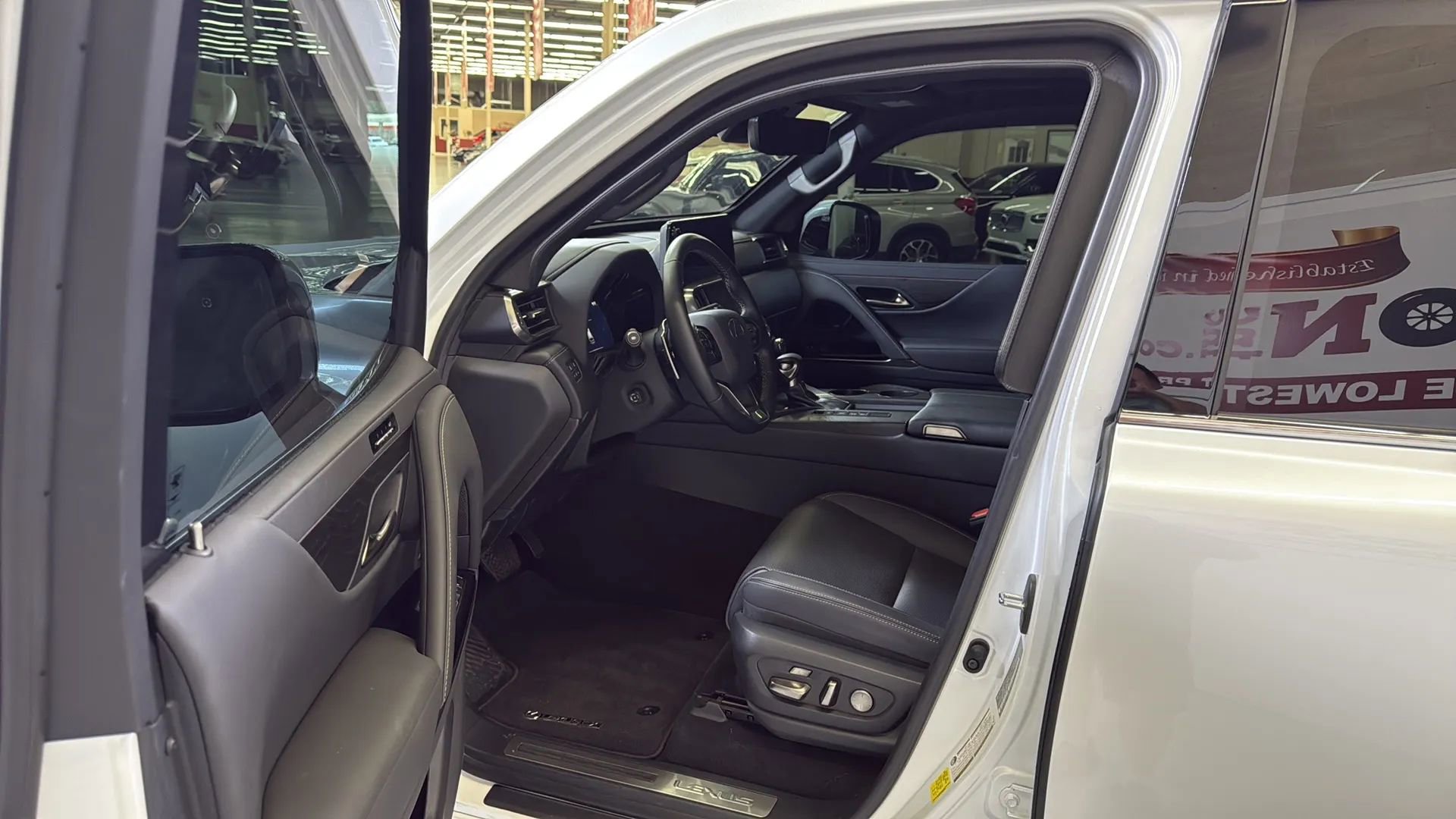 Used 2022 Lexus LX 600 4WD w/ Premium Package image 12