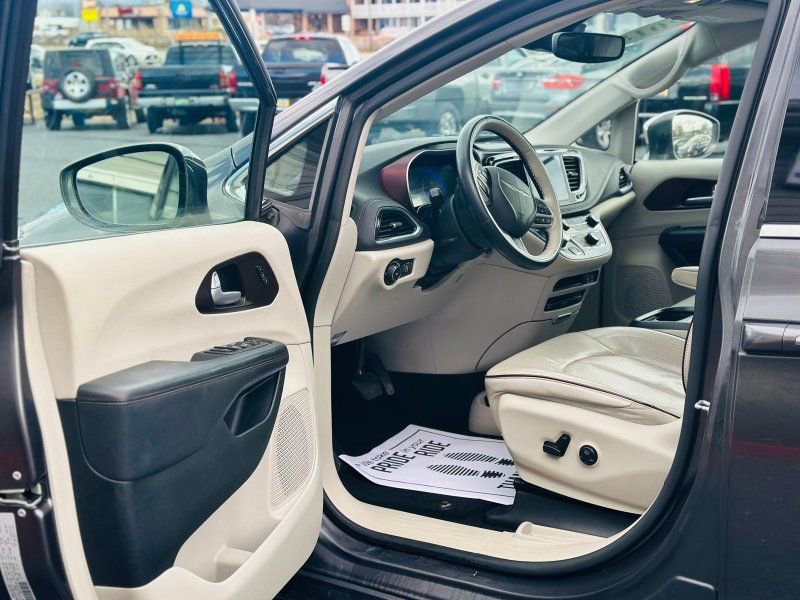 Used 2018 Chrysler Pacifica Limited w/ Advanced Safetytec Group image 10