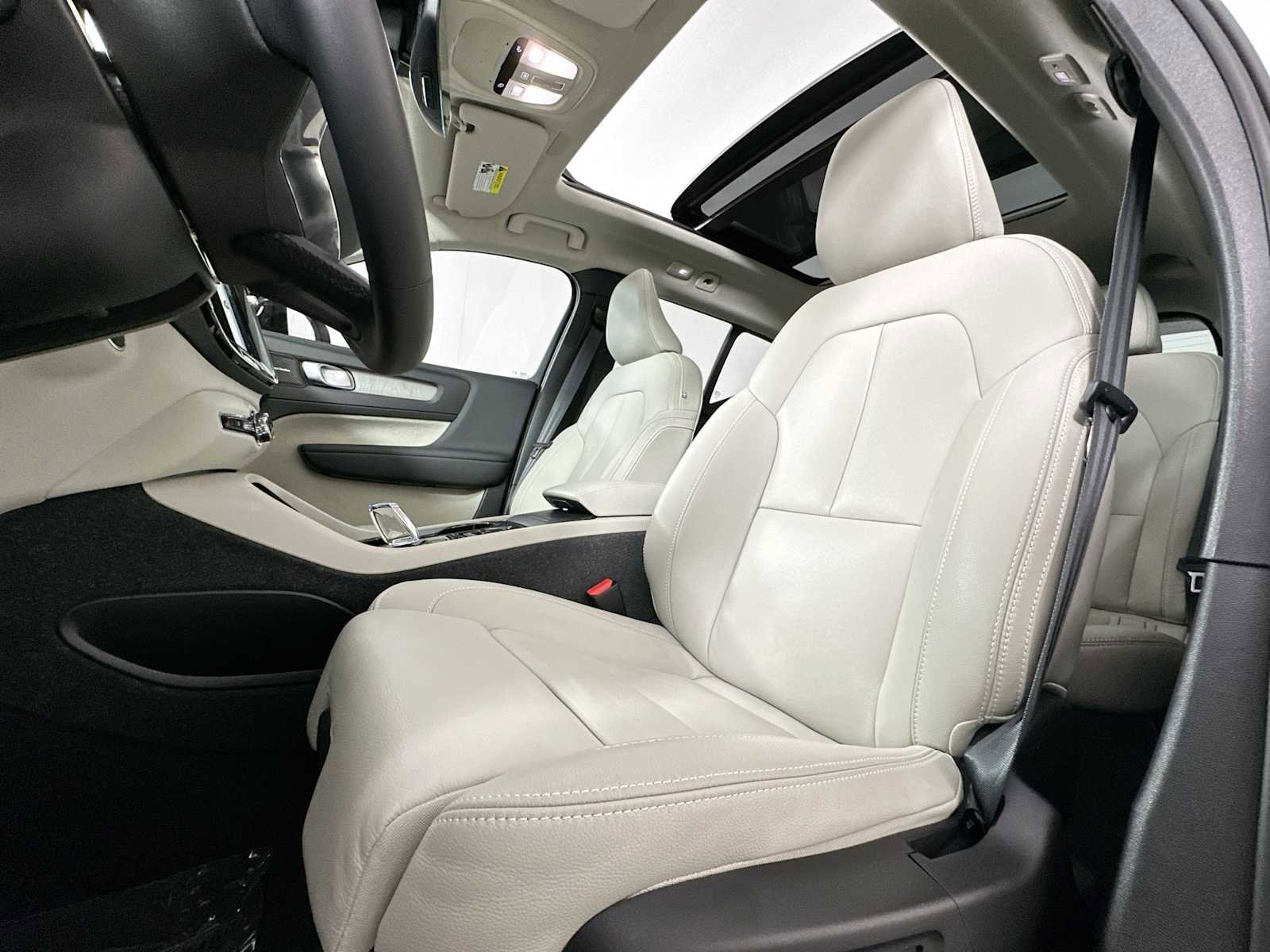 Used 2025 Volvo XC40 B5 Plus w/ Climate Package image 19