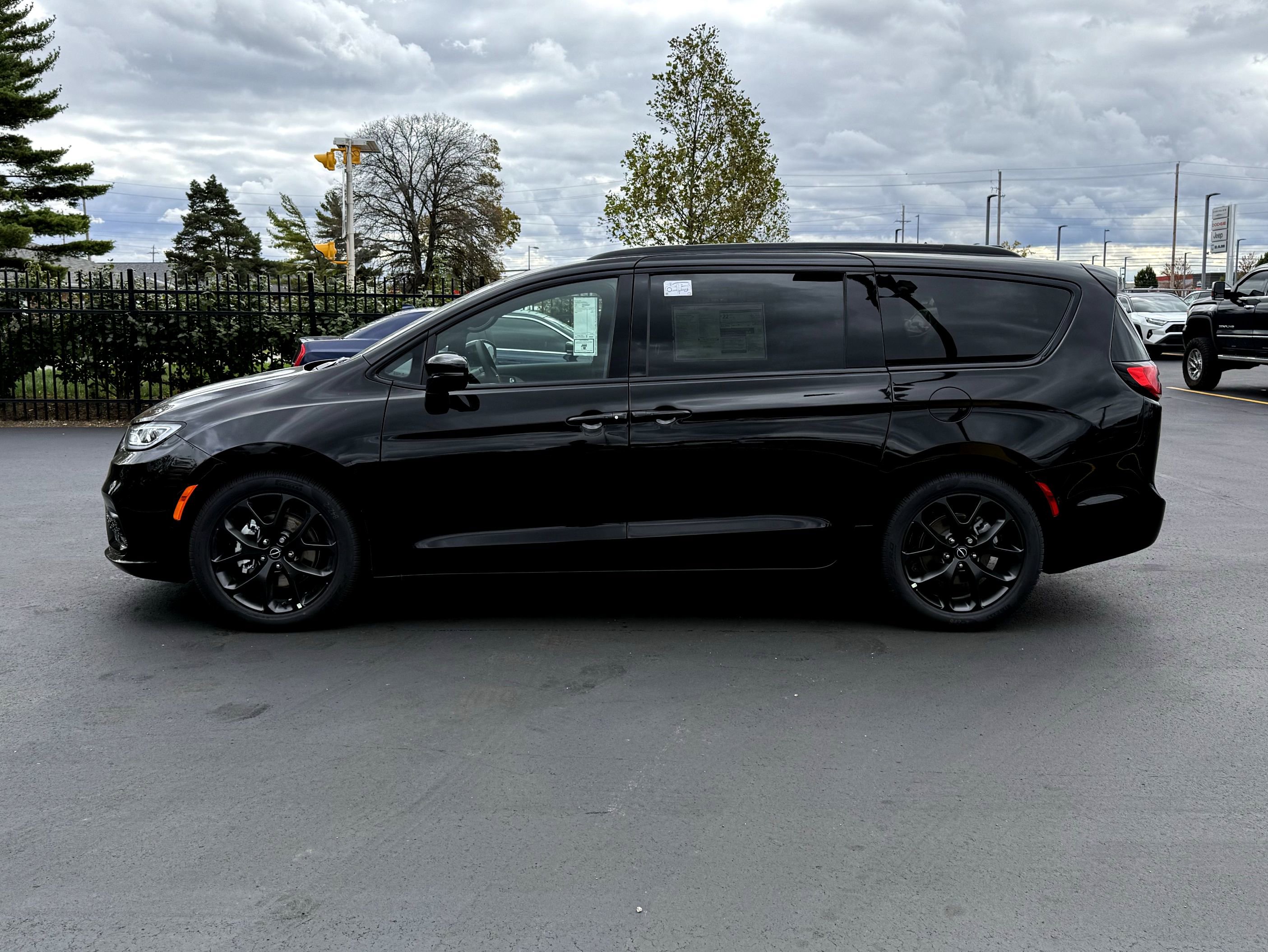 New 2026 Chrysler Pacifica Limited image 6