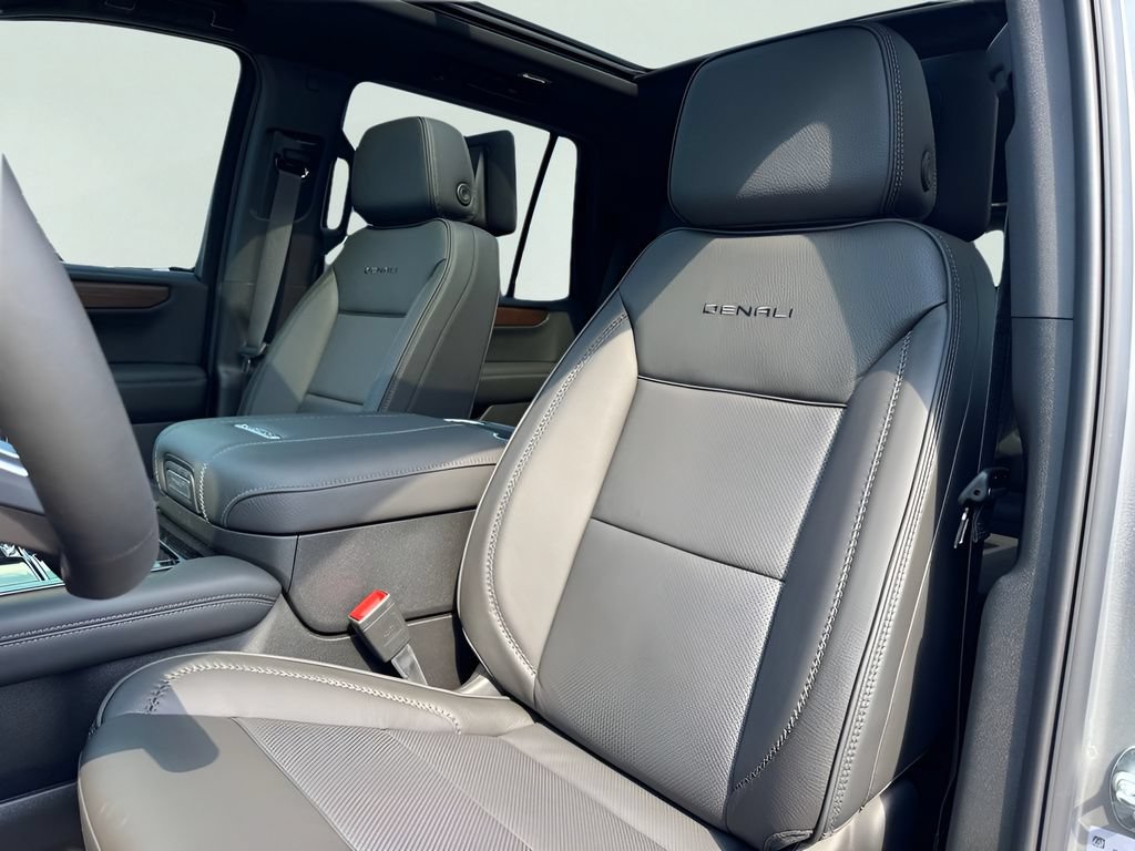 New 2026 GMC Yukon Denali w/ Denali Reserve Package AWD/4WD image 8