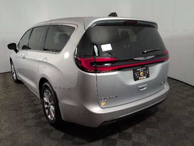 New 2026 Chrysler Pacifica Limited FWD image 4