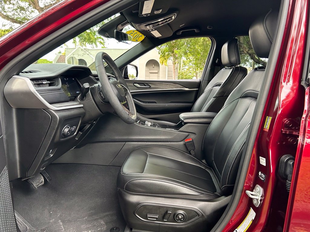 Certified 2025 Jeep Grand Cherokee Limited w/ Black Appearance Package RWD image 16