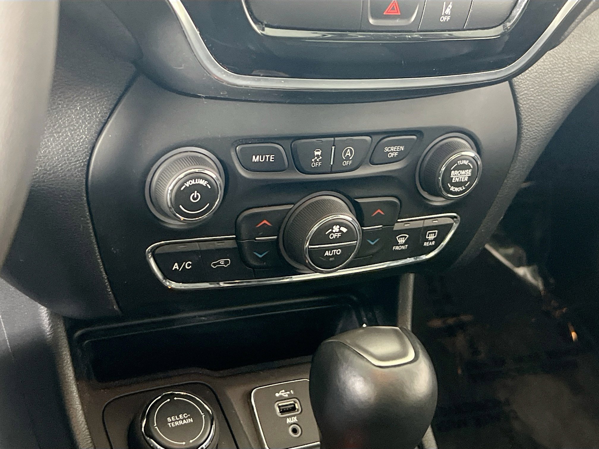 Used 2022 Jeep Cherokee Limited AWD/4WD image 15