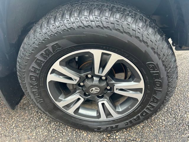 Used 2017 Toyota Tacoma TRD Sport w/ Tow Package AWD/4WD image 2