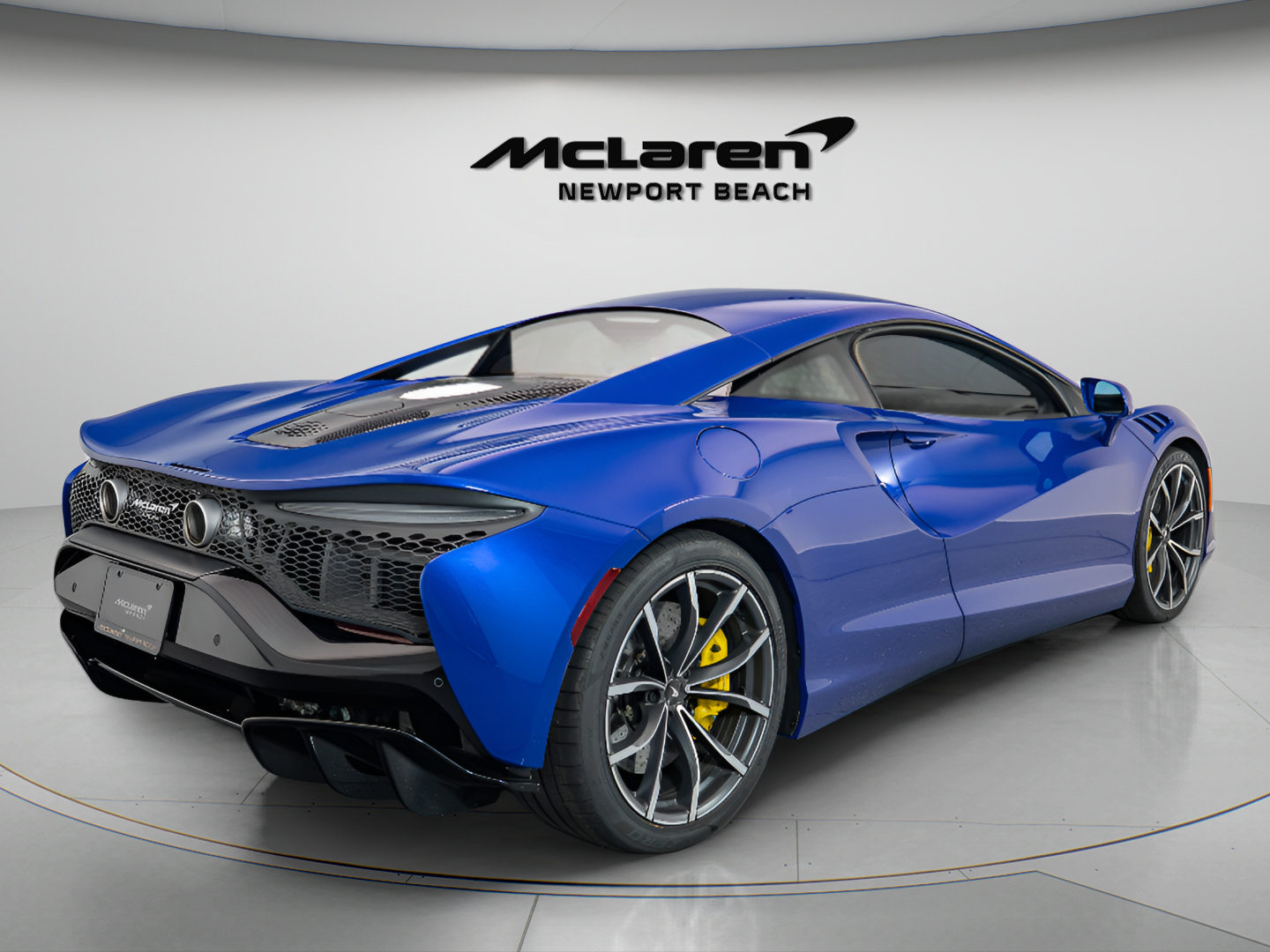Used 2024 McLaren Artura RWD image 6