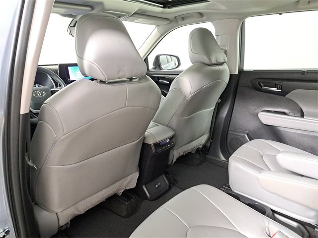 Used 2023 Toyota Highlander XLE image 9