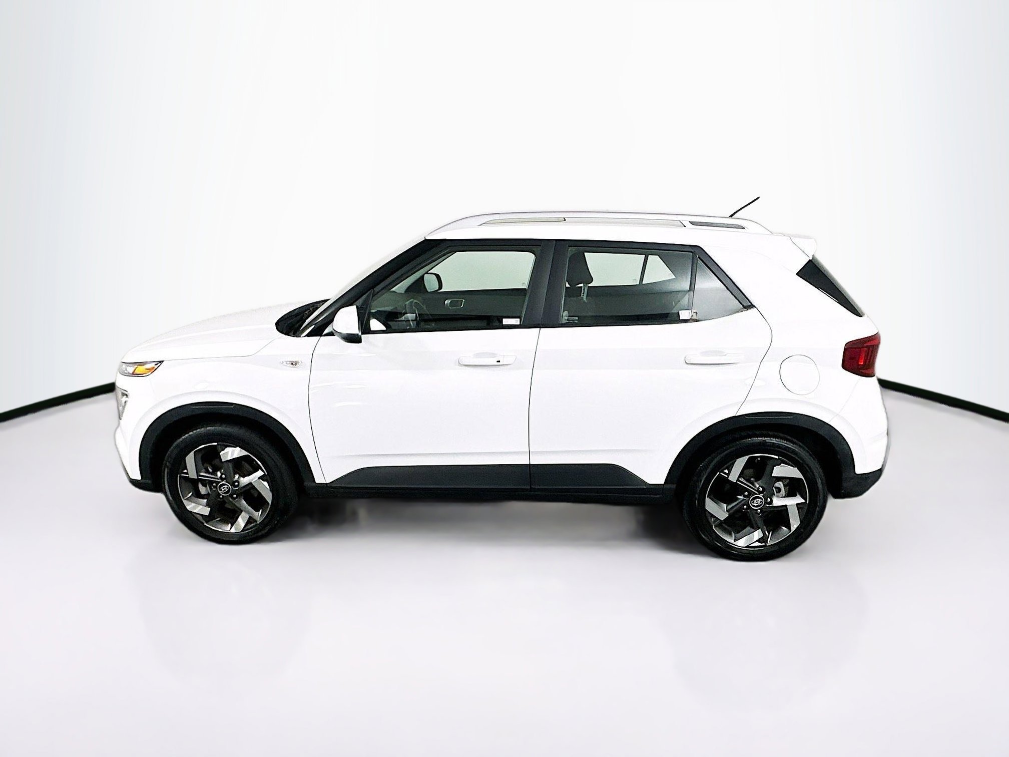 Used 2025 Hyundai Venue SEL FWD image 4