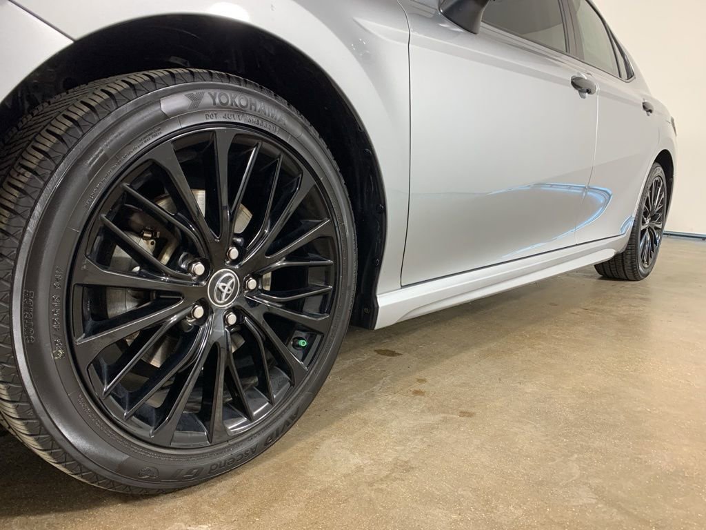 Used 2020 Toyota Camry SE image 2