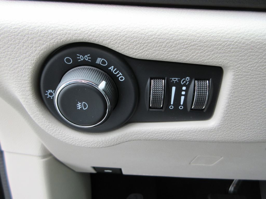 Used 2023 Chrysler Pacifica Touring-L image 23