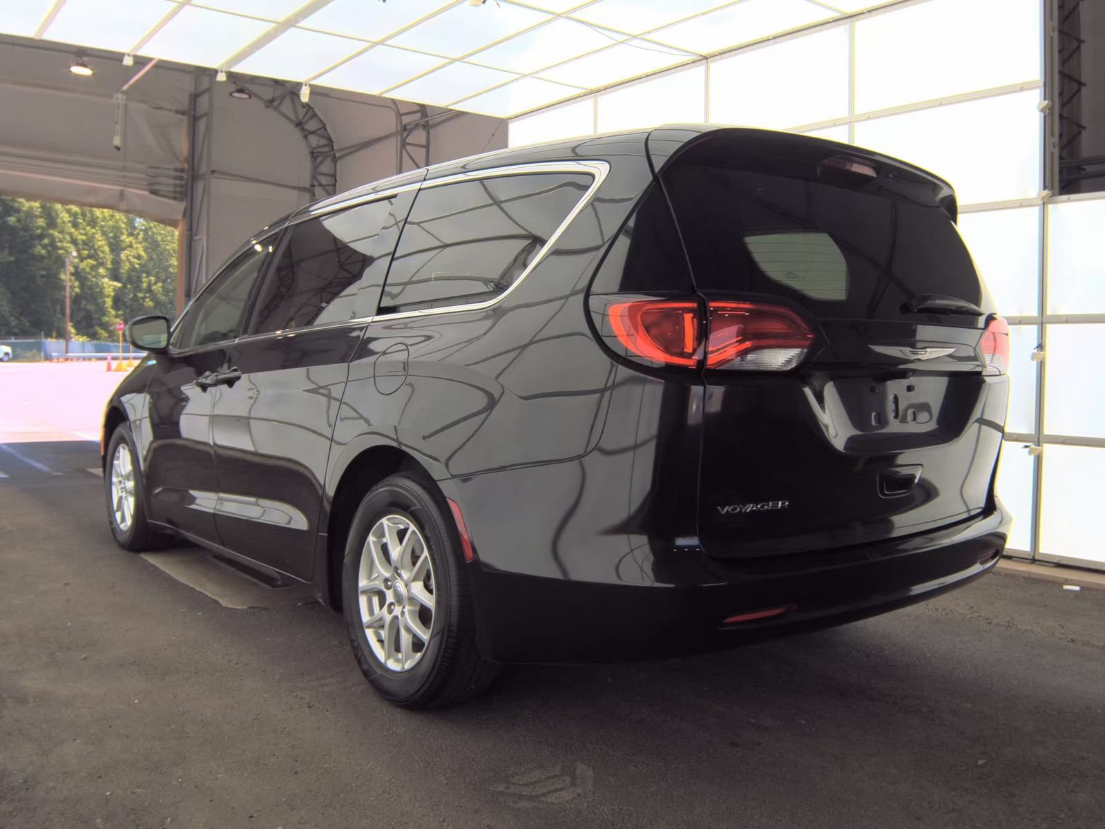 Used 2022 Chrysler Voyager LX FWD image 6