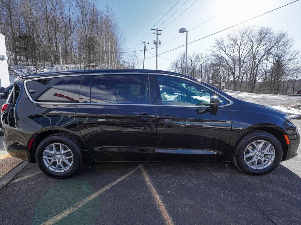 New 2026 Chrysler Pacifica Select FWD image 4