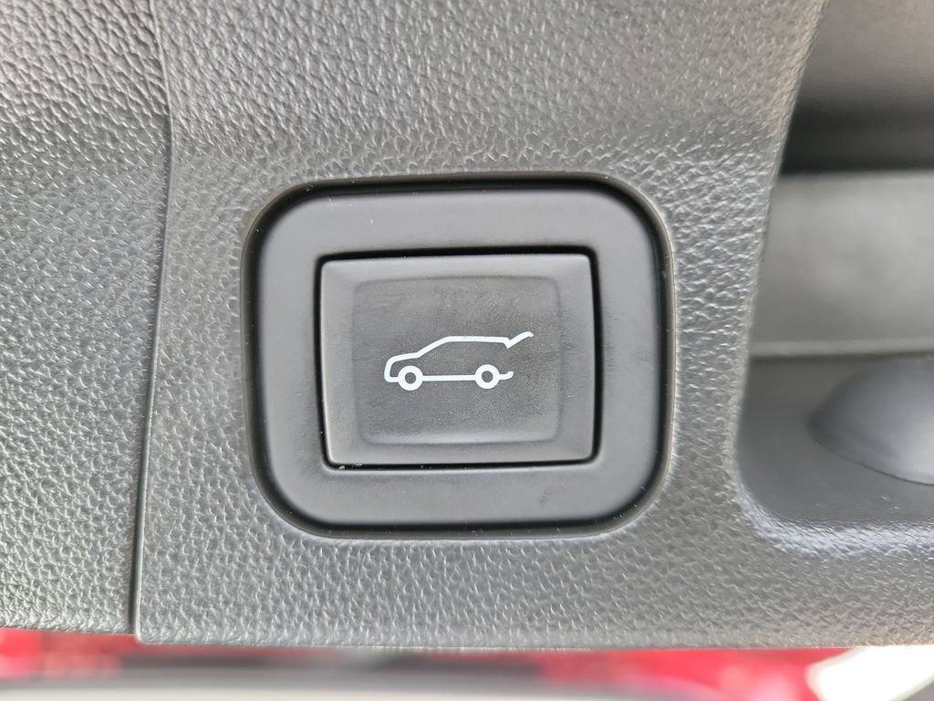Used 2023 GMC Acadia SLE w/ Driver Convenience Package FWD image 9