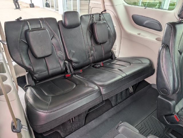 Used 2022 Chrysler Pacifica Touring-L FWD image 11