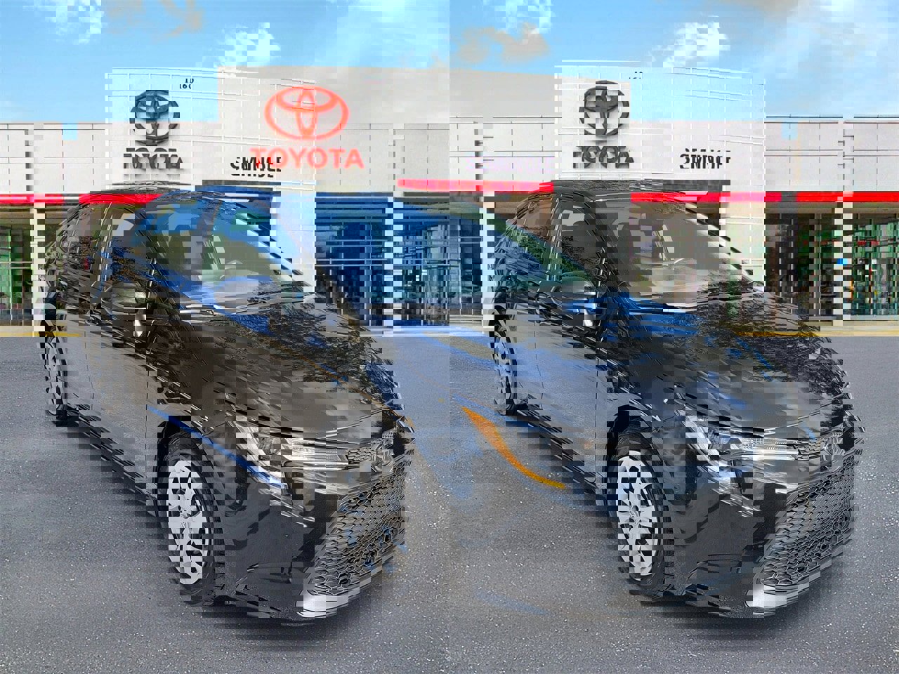 Used 2022 Toyota Corolla LE image 2