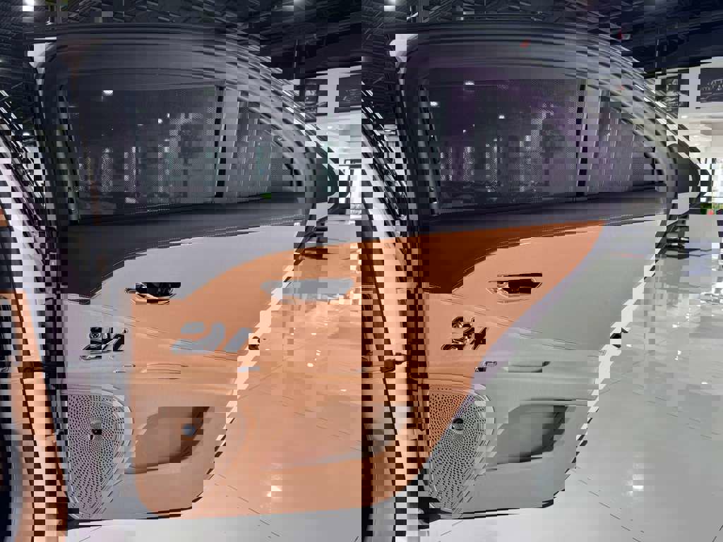 Used 2022 Bentley Flying Spur Plug-In Hybrid image 38