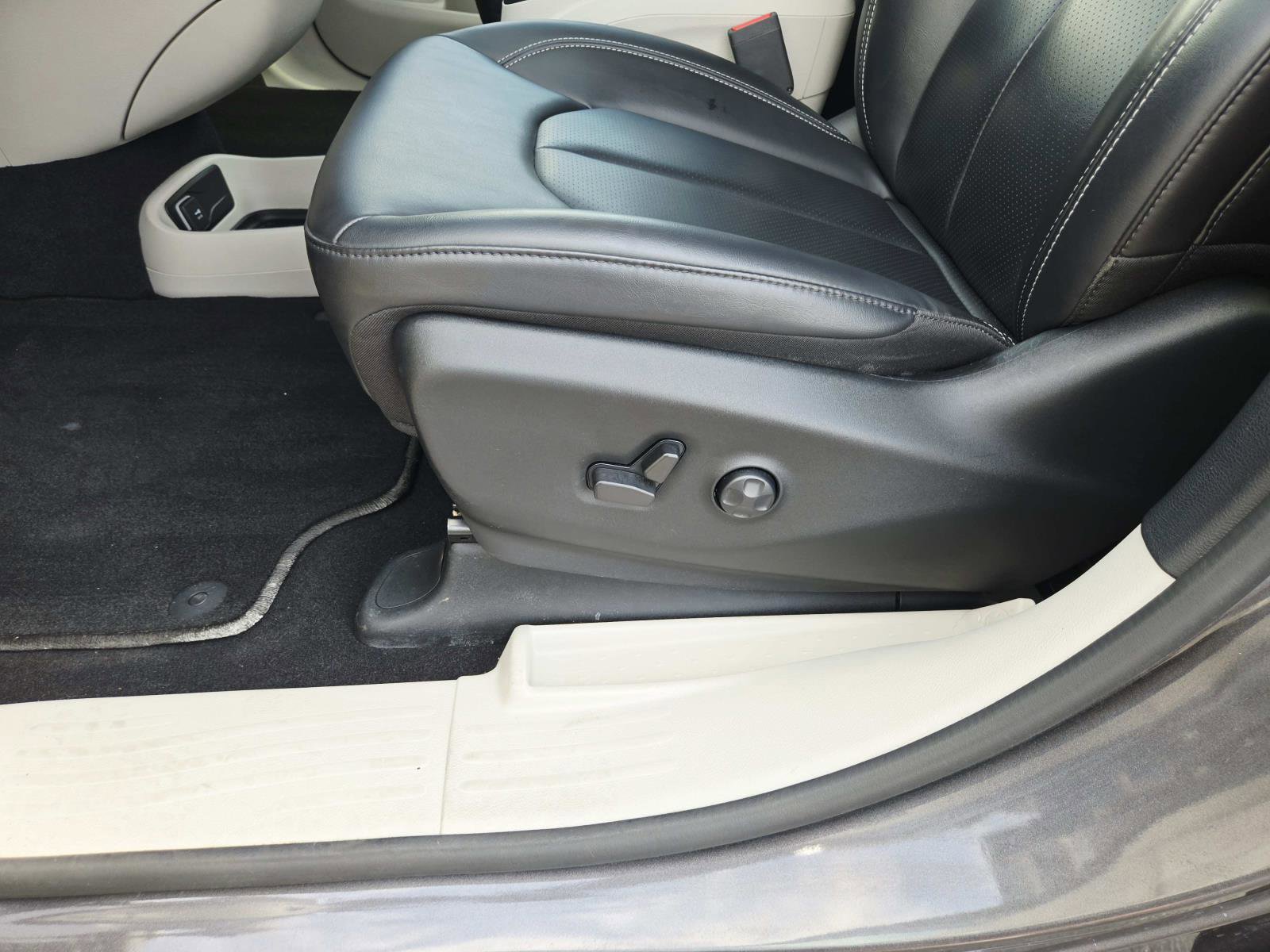 Used 2023 Chrysler Pacifica Touring-L w/ Uconnect Theater Family Group AWD/4WD image 43